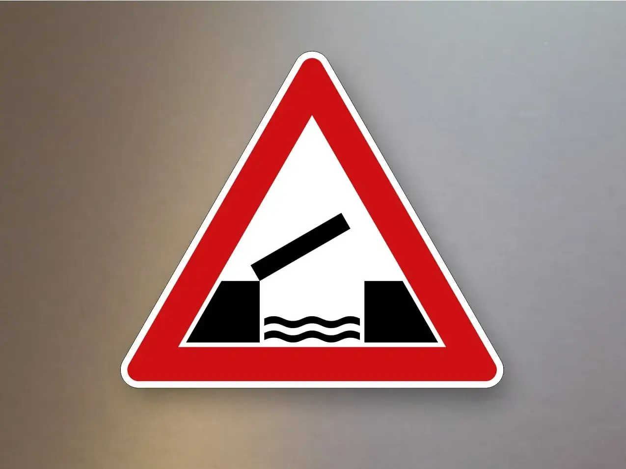 Achtung, zeichen 265! Dieses Warnschild zeigt eine angehobene Klappbr&uuml;cke &uuml;ber Wasser. Vorsicht bei der Durchfahrt!
