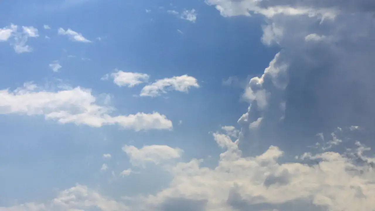 Niebo pełne chmur, gdzie ludzki umysł dostrzega twarze i kształty – klasyczna pareidolia.