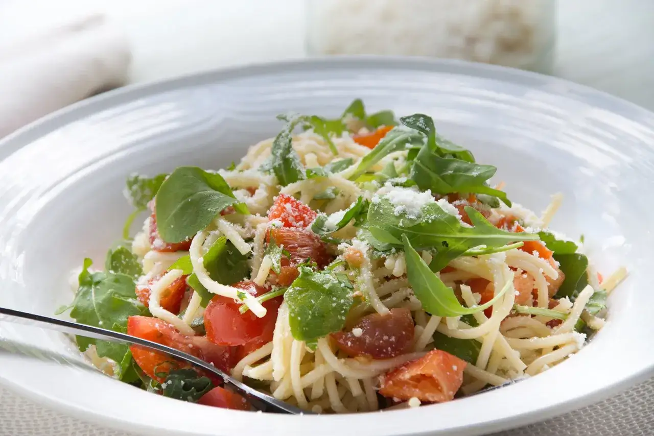 mediterraner spaghettisalat mit zutaten
