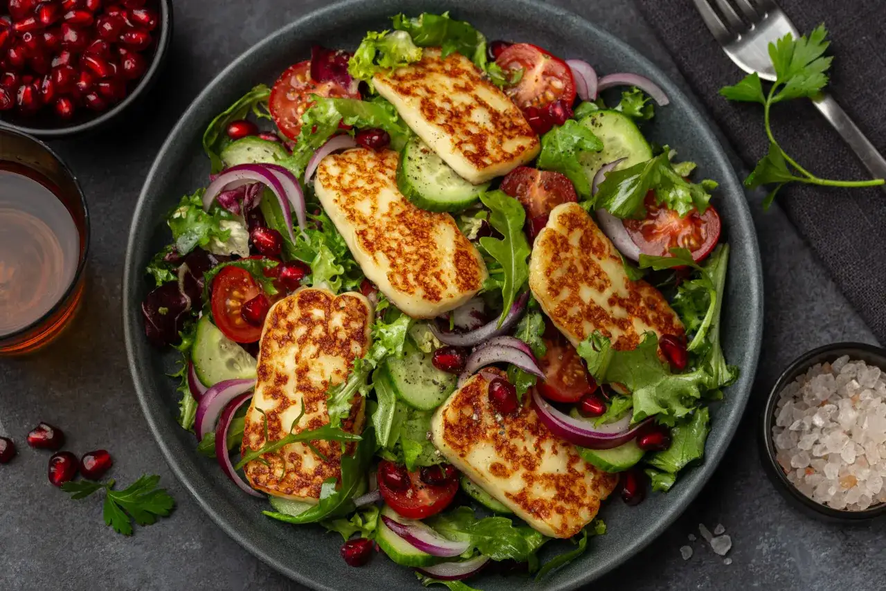 smażone halloumi z sałatką