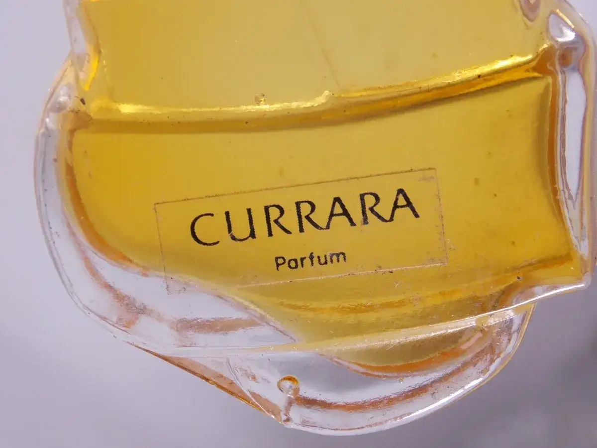 Flakon perfum Currara z lat 90.