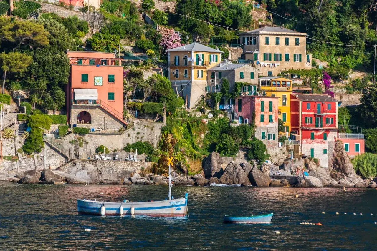 Vue pittoresque de maisons color&eacute;es accroch&eacute;es &agrave; flanc de colline, sur fond de mer bleue. C'est l&agrave; o&ugrave; se trouve la Riviera Italienne, un paysage de r&ecirc;ve.