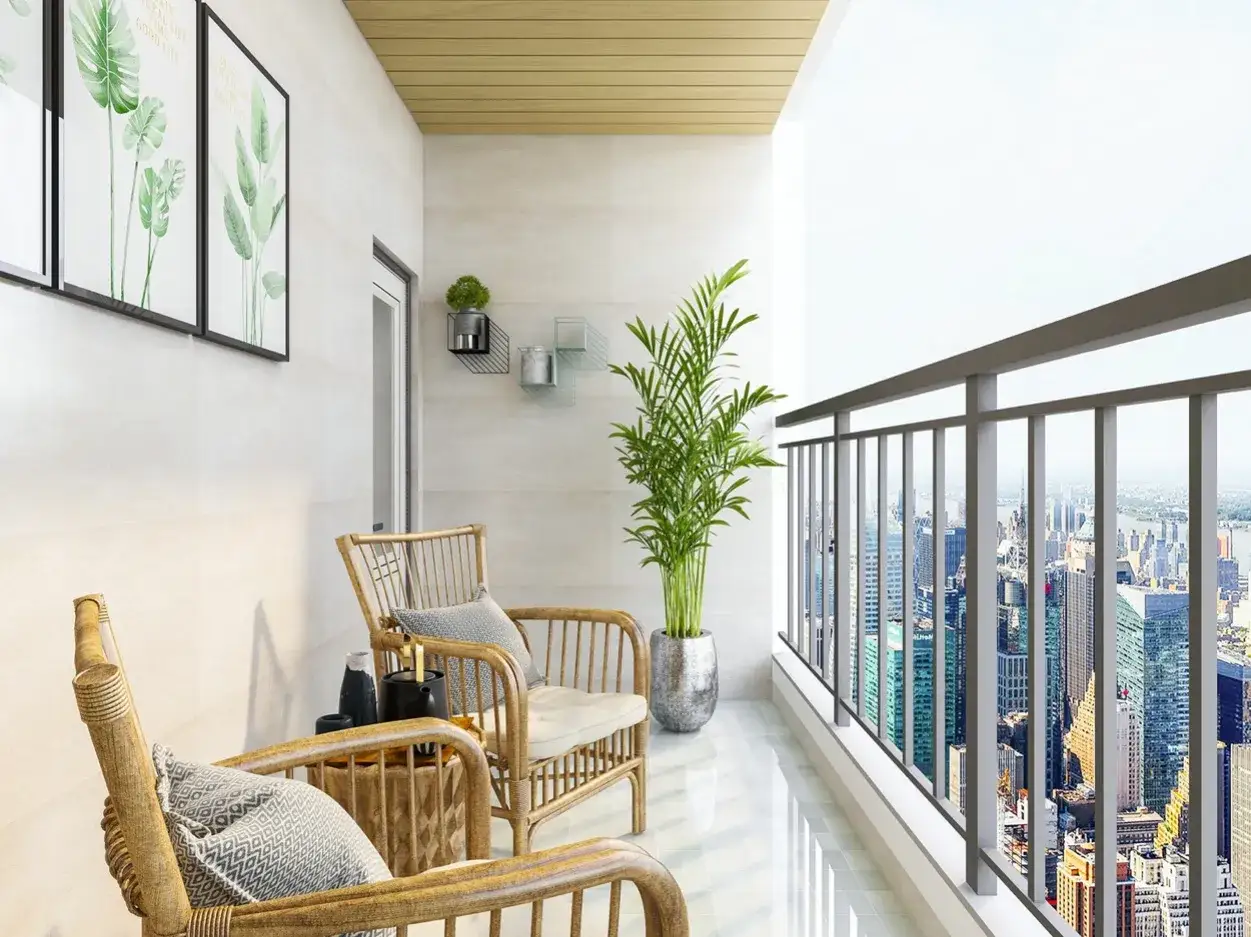 Idee per arredare un balcone stretto e lungo: due poltroncine in rattan, un tavolino, piante e vista sulla città.