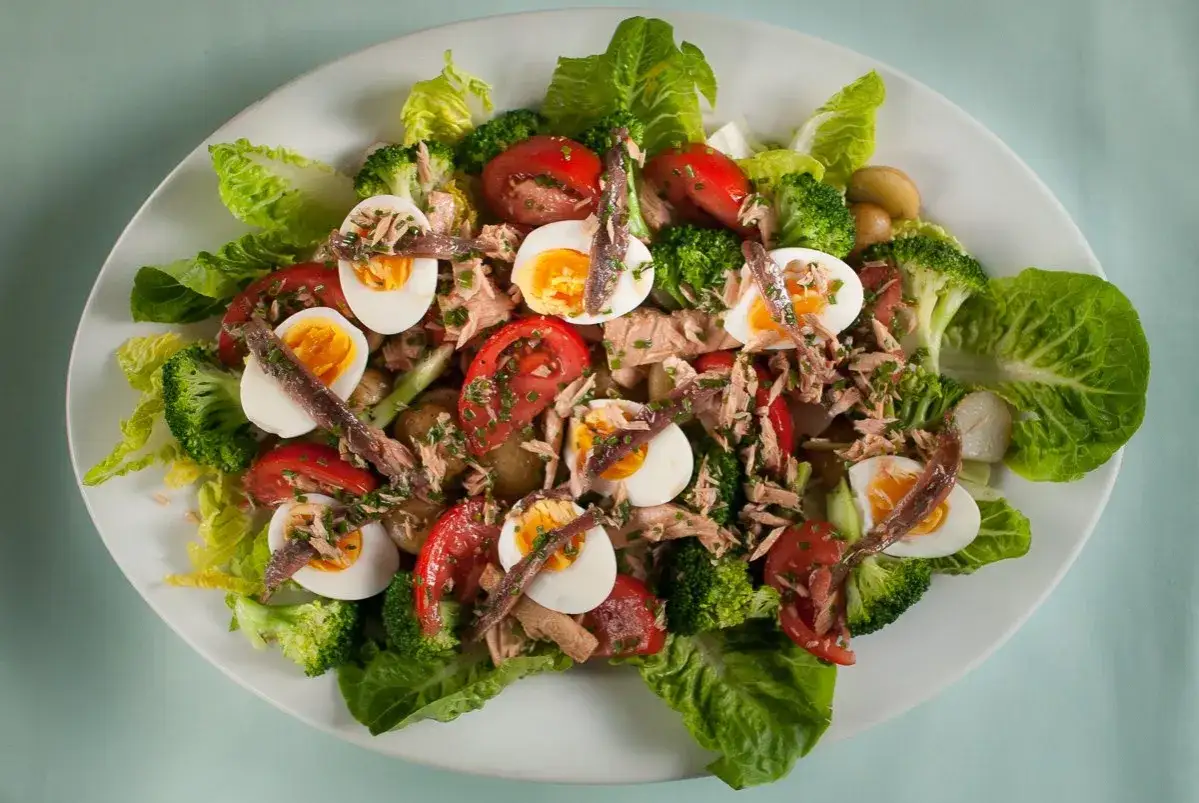 En härlig sallad Niçoise med tonfisk, ägg, tomater, broccoli och ansjovis.