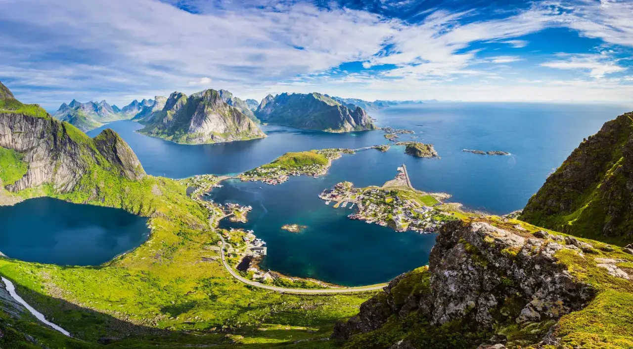Majestätiska berg möter turkost vatten vid en pittoresk by. Tänk dig att paddla kajak här i Lofoten, en dröm för alla naturälskare.