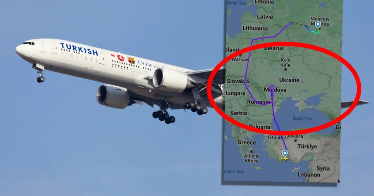 Samolot Turkish Airlines leci nad Europą Wschodnią. Mapa pokazuje trasę lotu z Anglii do Polski, pytając: ile trwa lot z Anglii do Polski?