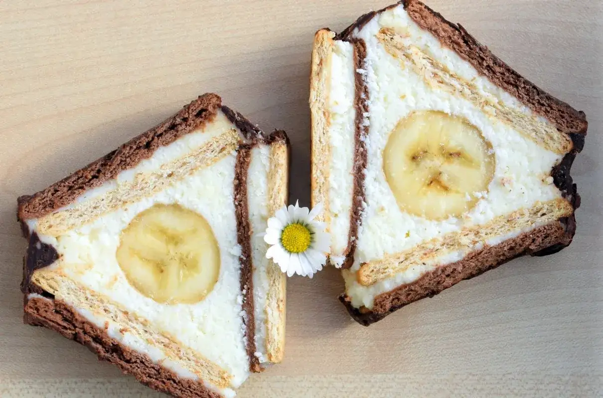 Dwa kawałki ciasta z sera z wiaderka, z bananem w środku, jak z Chatki Puchatka.