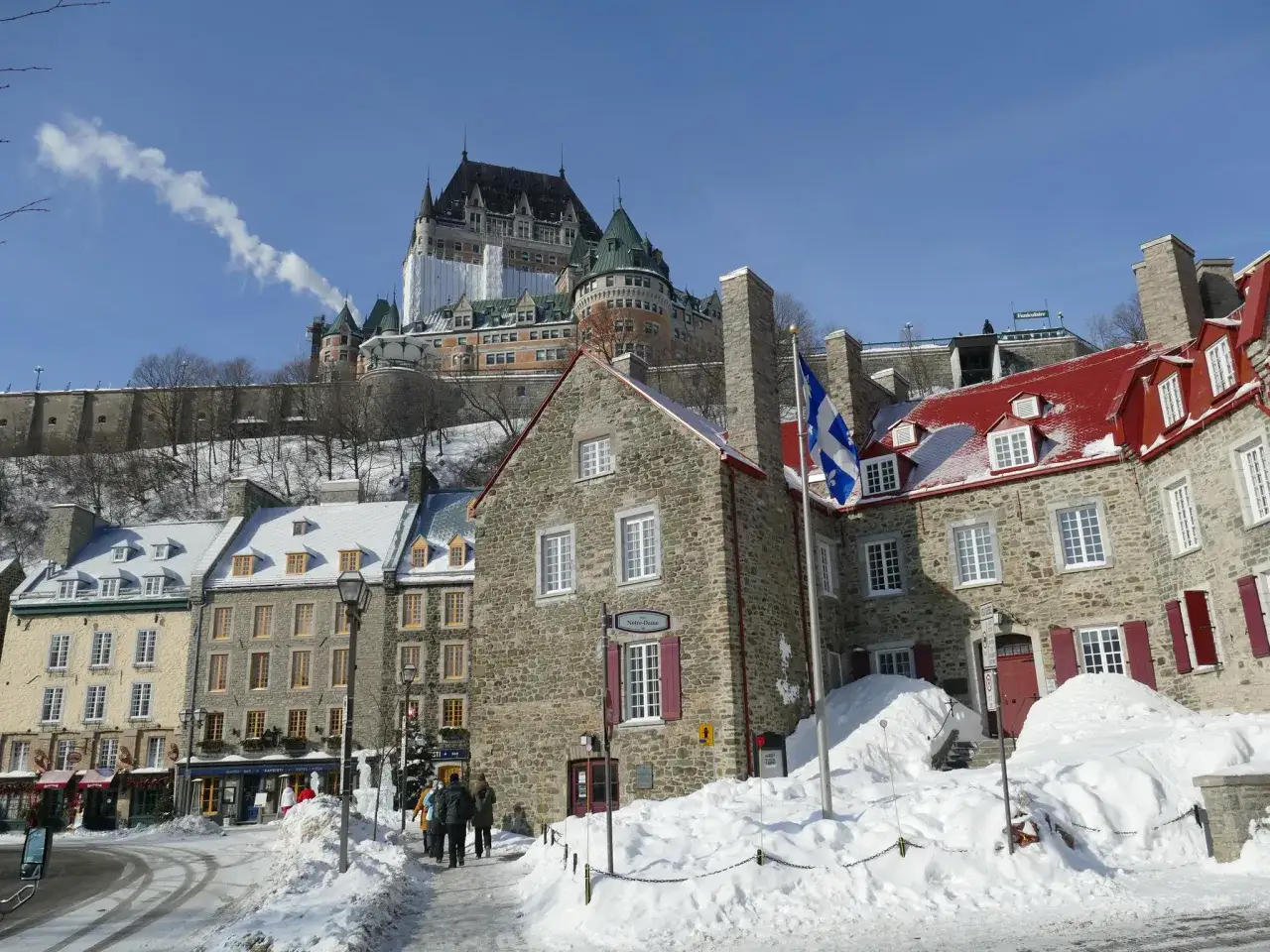 Schneebedeckte Gassen und das Château Frontenac im winterlichen Quebec. Ein perfektes Bild vom Quebec Winter.