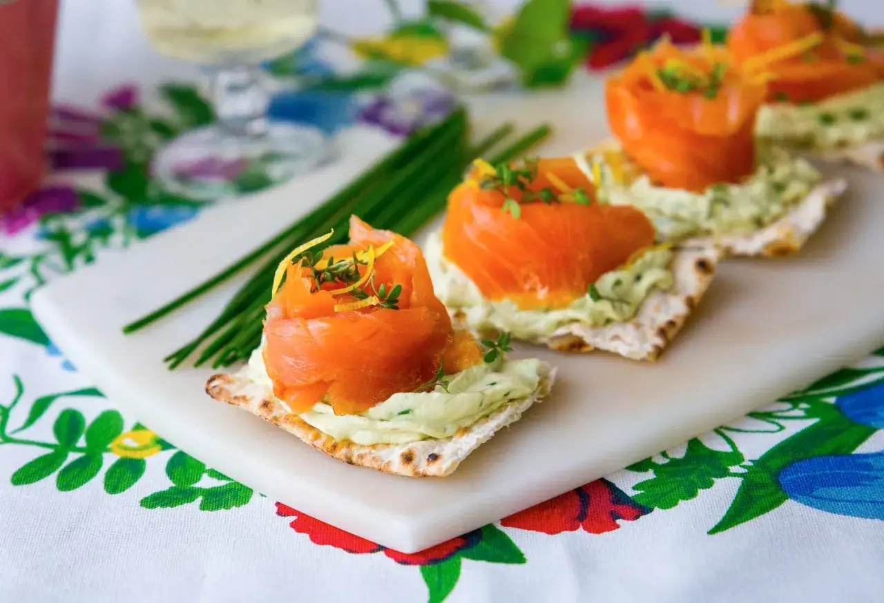Sm&ouml;rg&aring;sar med lax och gr&auml;ddost, perfekta snittar till midsommar. Garnerade med dill och citronskal.