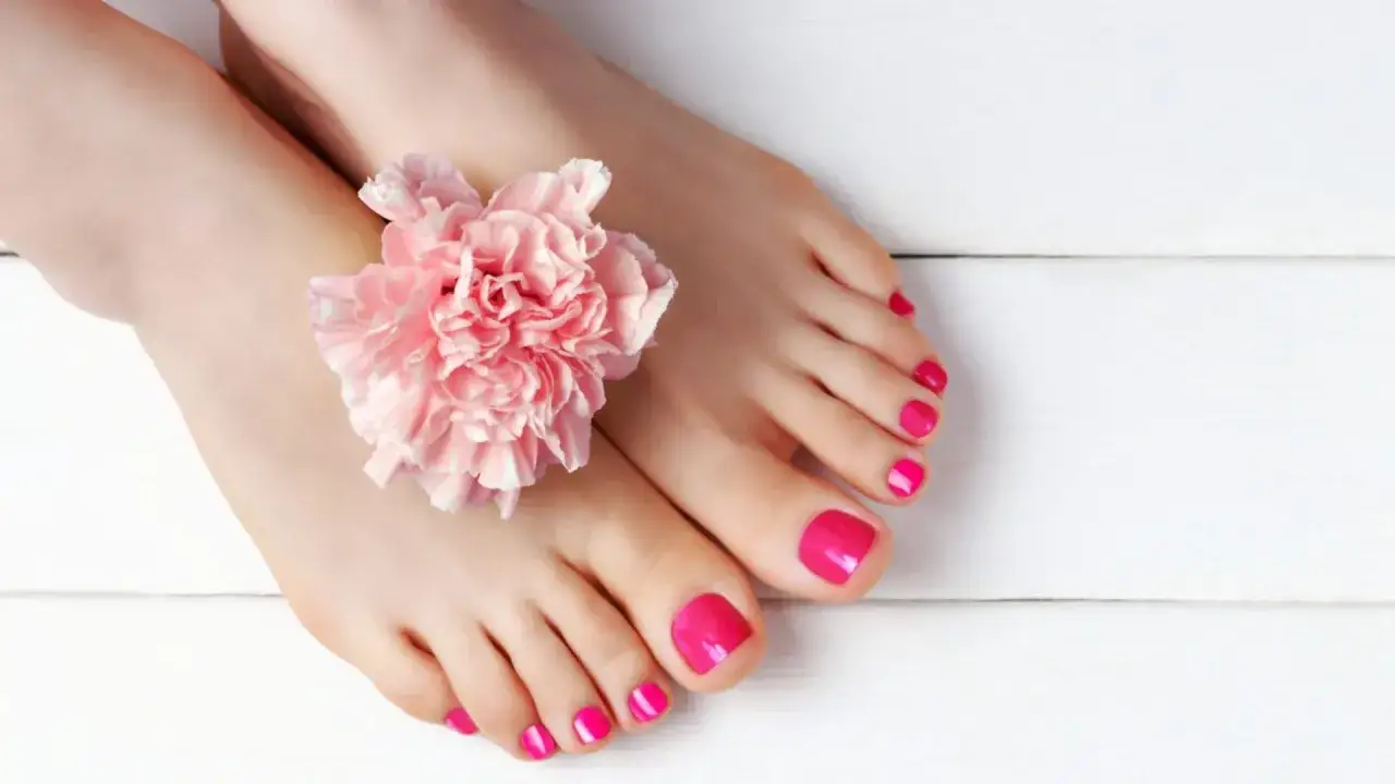 Unghie piedi gel estate, rosa acceso e un fiore delicato. Perfette per la bella stagione.