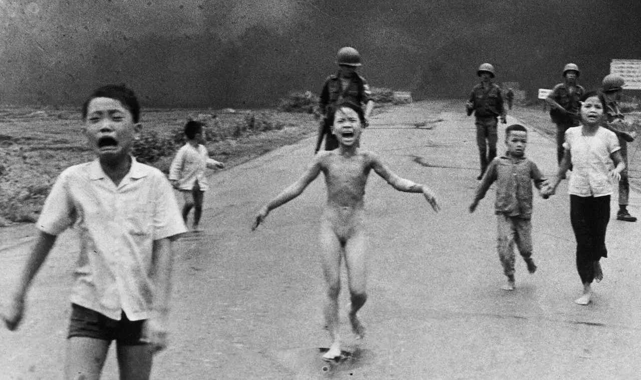 Bambini in fuga urlano, un'immagine che cattura le foto più belle di sempre, testimonianza di un momento di terrore.