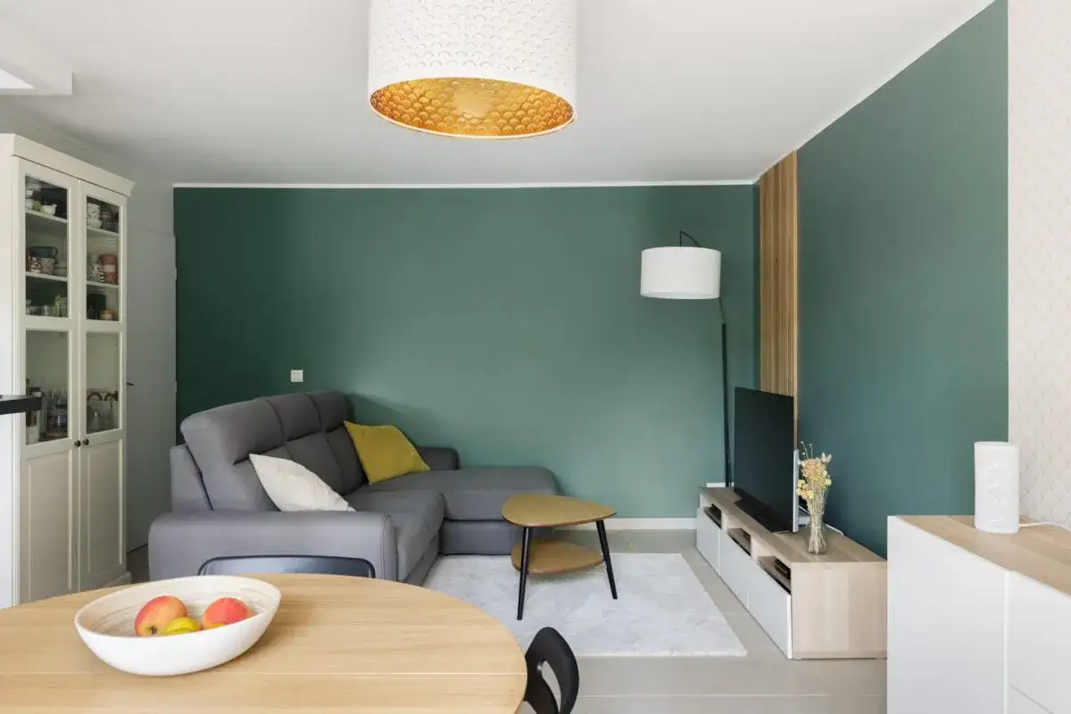 Envie de trouver la couleur peinture parfaite pour votre salon ? Cette photo d'un salon moderne aux murs vert sauge pourrait vous inspirer.