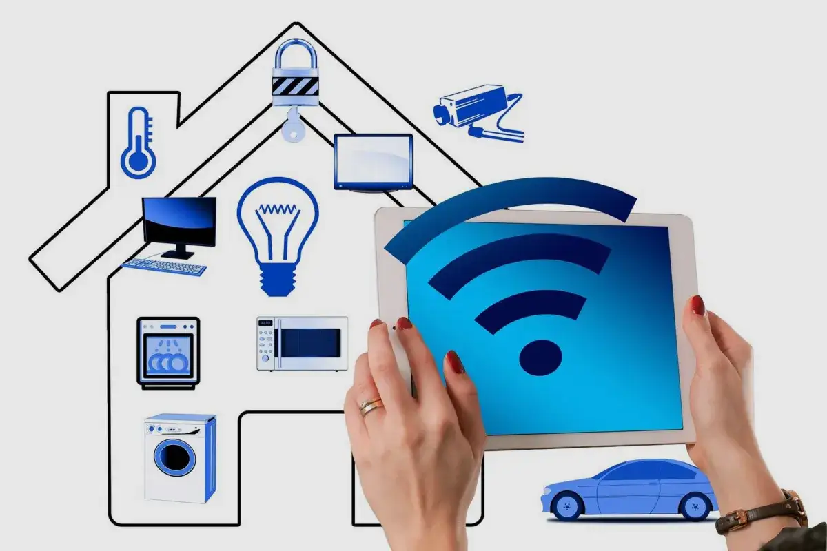 Manos controlan tablet con WiFi para encender calefacci&oacute;n a distancia, luces, seguridad y electrodom&eacute;sticos en casa inteligente.