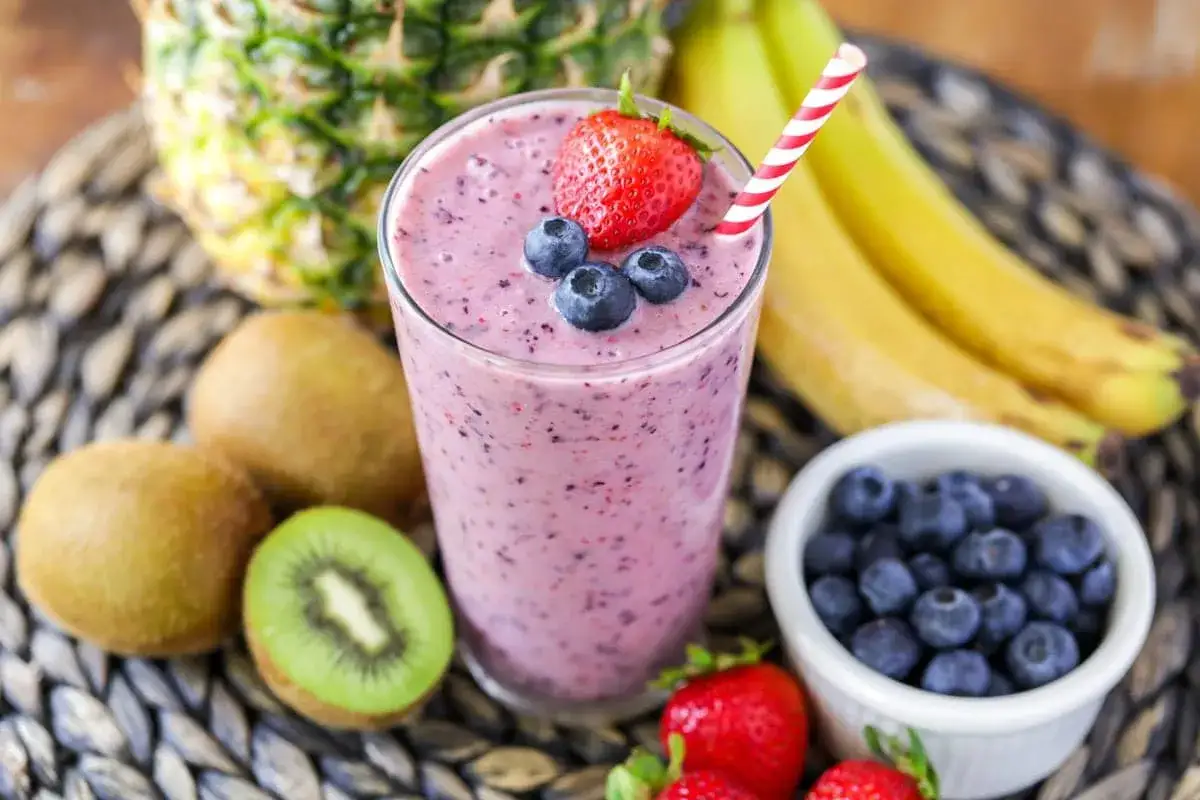 En härlig smoothie med jordgubbar, blåbär och kiwi. Ett perfekt smoothie recept för en hälsosam start på dagen.
