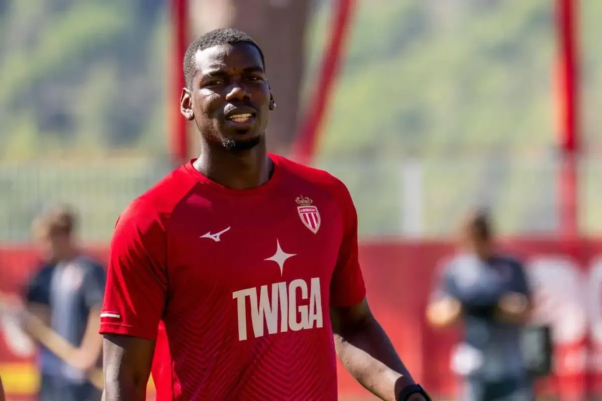 Piłkarz Paul Pogba w czerwonej koszulce AS Monaco, gdzie gra.