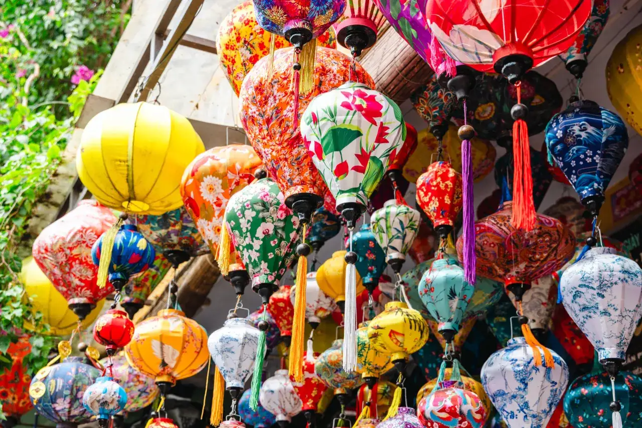 Kolorowe lampiony, pamiątki z Wietnamu, ozdobione kwiatami i wzorami, wiszą gęsto, tworząc barwny festiwal.