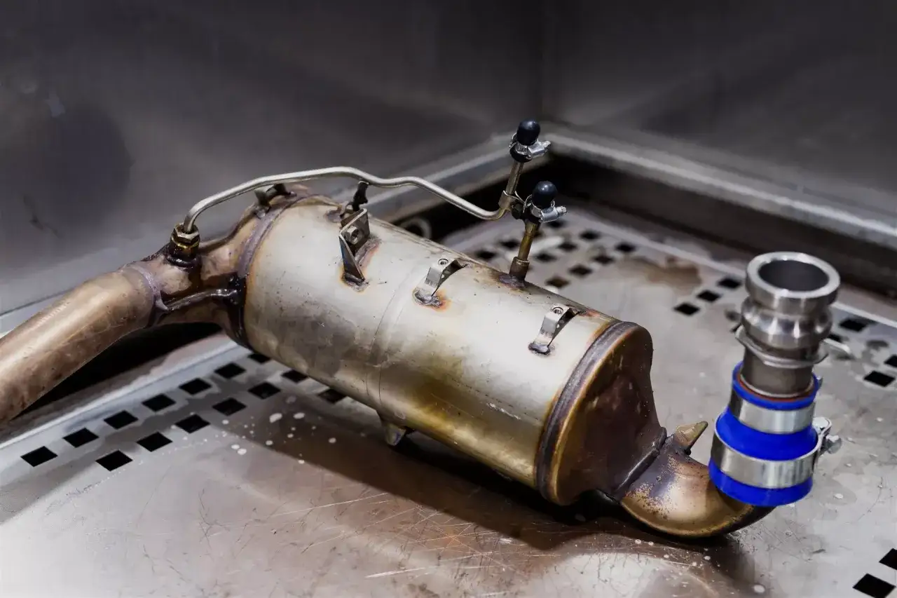 Filtr DPF z widocznymi śladami zużycia, potencjalnie wskazującymi na zapchany dpf objawy.