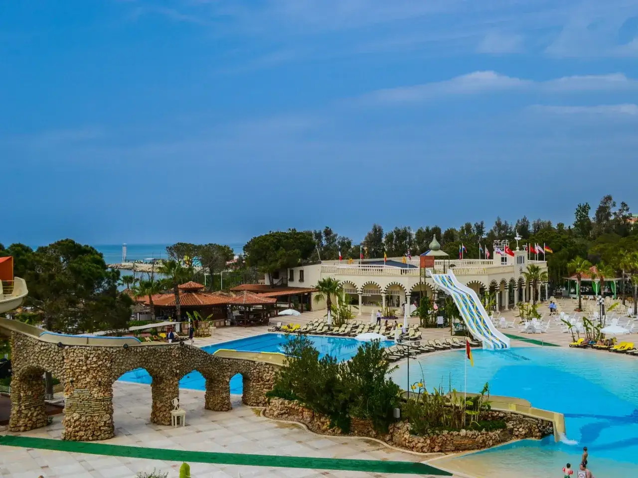 Wspaniały basen i zjeżdżalnie w Diamond Hill Resort, z widokiem na morze i latarnię.