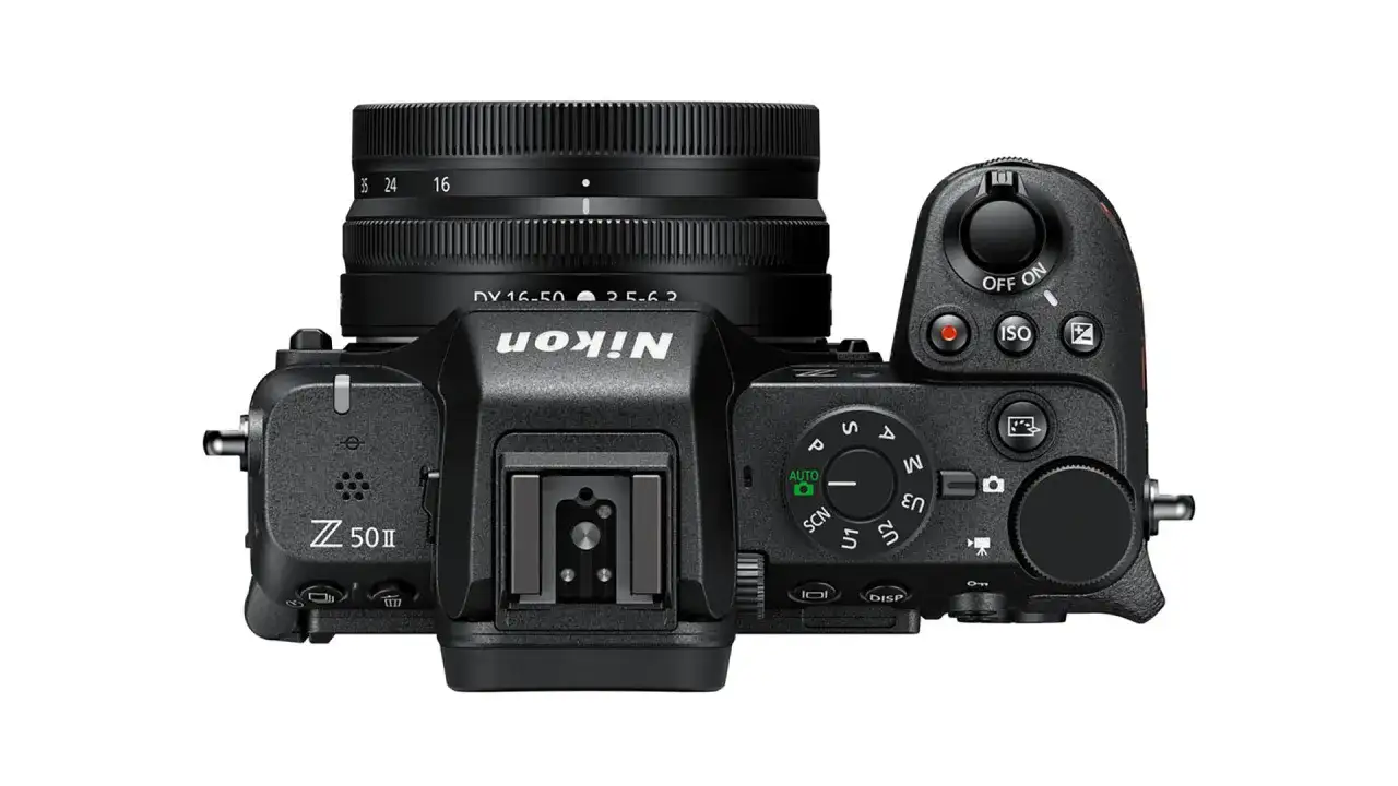 Cámara Nikon Z 50 II con lente 16-50mm. Opiniones sobre su diseño y controles.