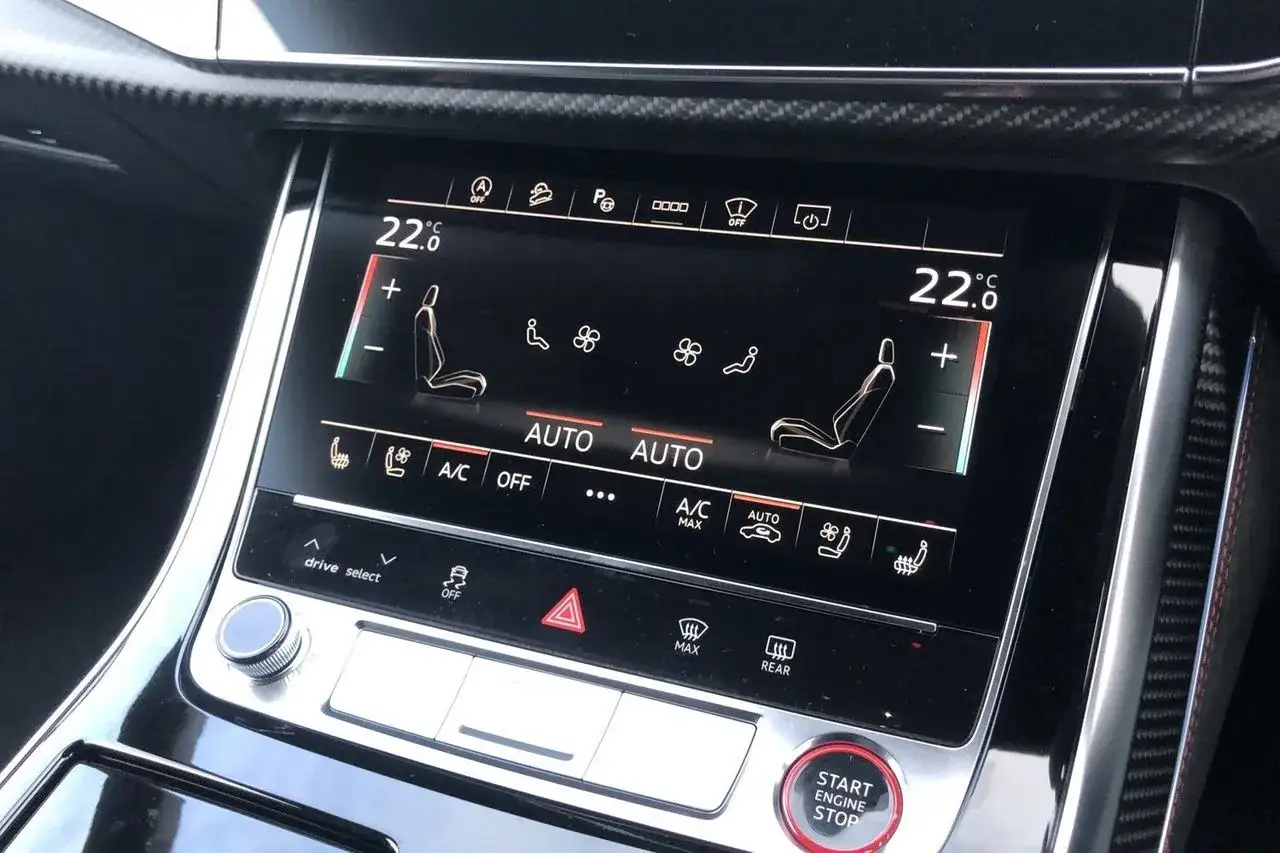 Cyfrowe oznaczenia klimatyzacji w samochodzie pokazują temperaturę 22.6°C, sterowanie nawiewami i podgrzewaniem foteli.