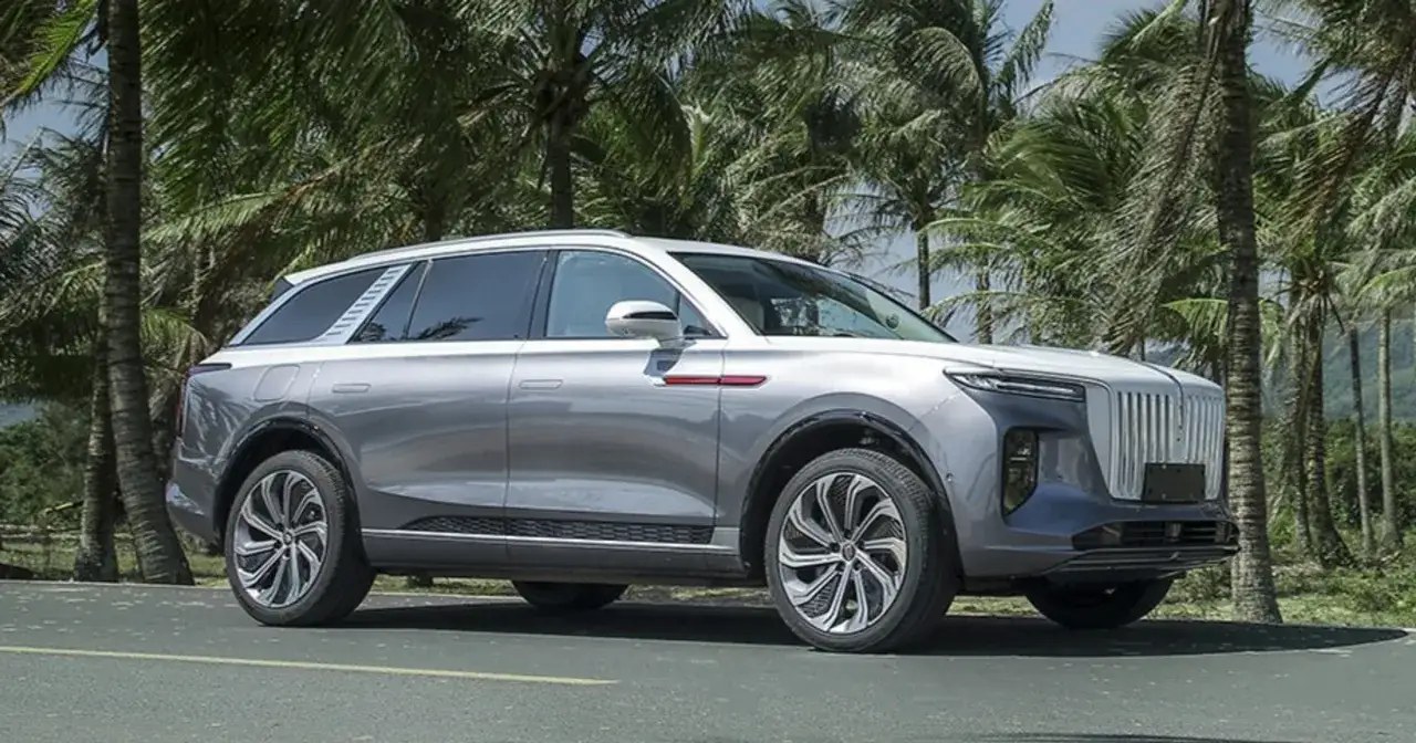 Elegancki, srebrny SUV, często nazywany