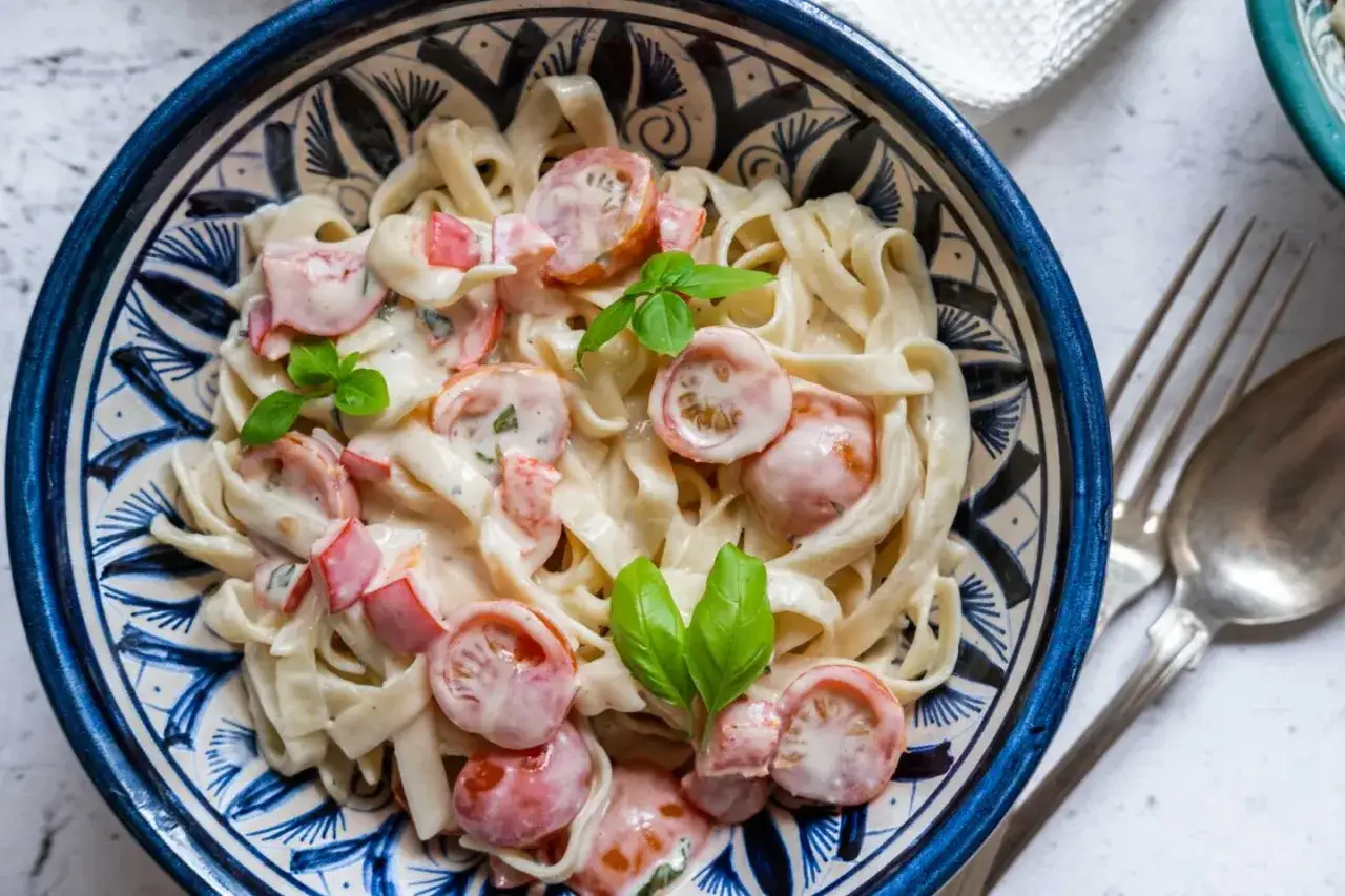 Kr&auml;mig pastas&aring;s med k&ouml;rsb&auml;rstomater och basilika, perfekt f&ouml;r ett snabbt och gott pastas&aring;s recept.