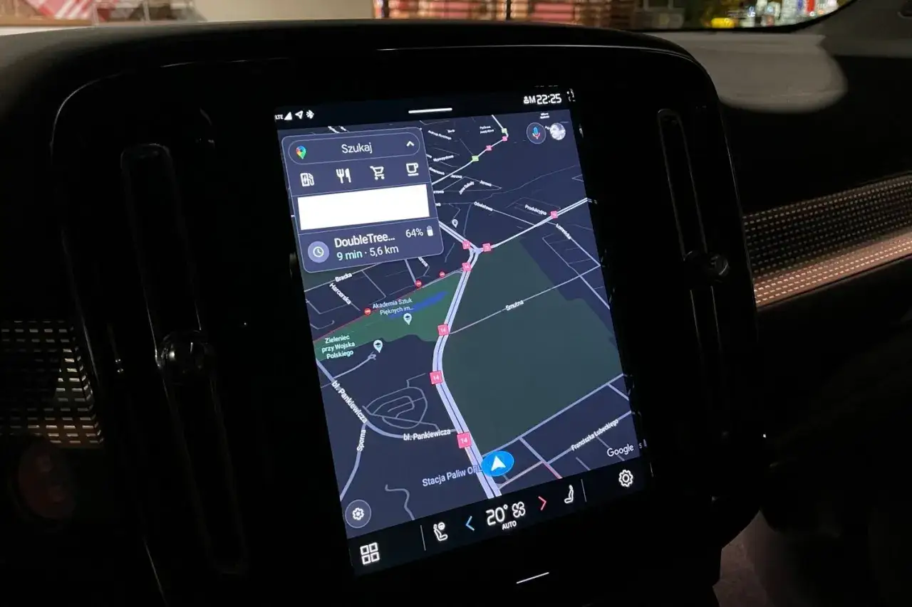 Nawigacja Google Maps na ekranie Volvo z Android Auto. Pokazuje trasę do hotelu DoubleTree, 9 min, 5,6 km.