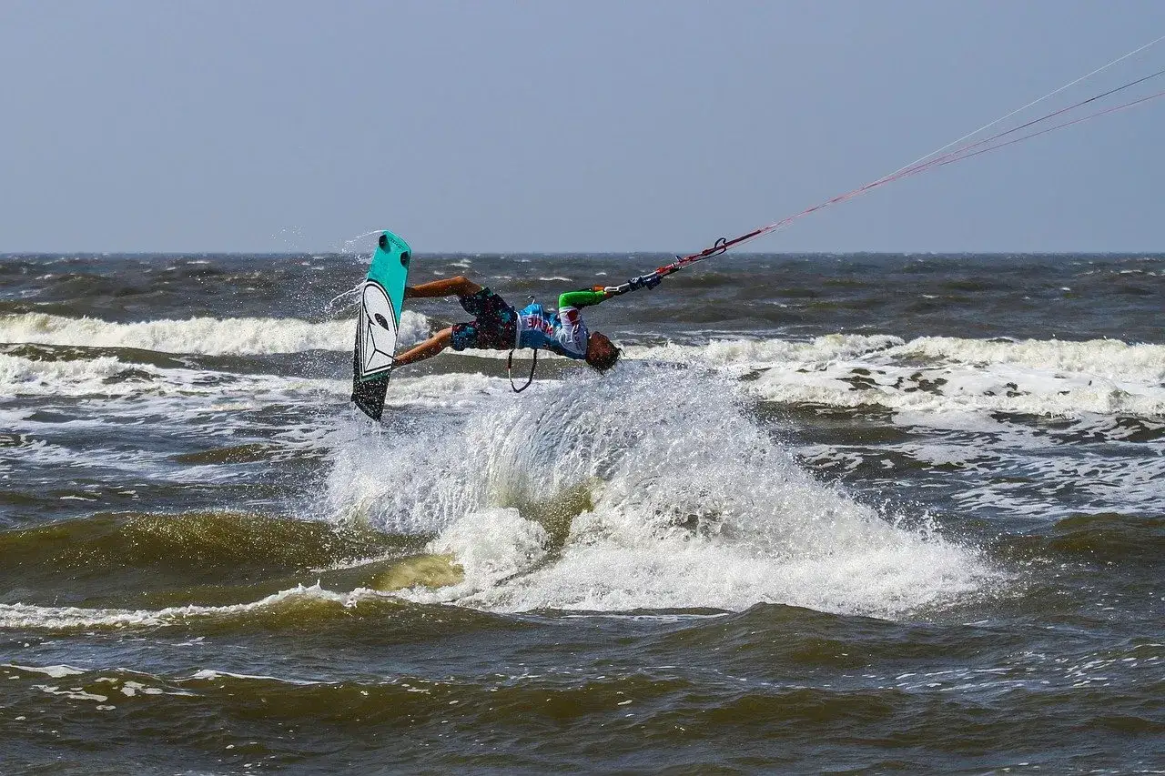 Kitesurfer macht einen Sprung über die Wellen bei St. Peter-Ording.