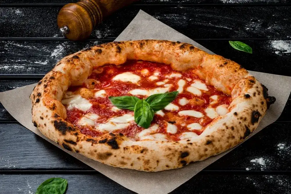 pizza ciasto neapolitańskie rzymskie por&oacute;wnanie