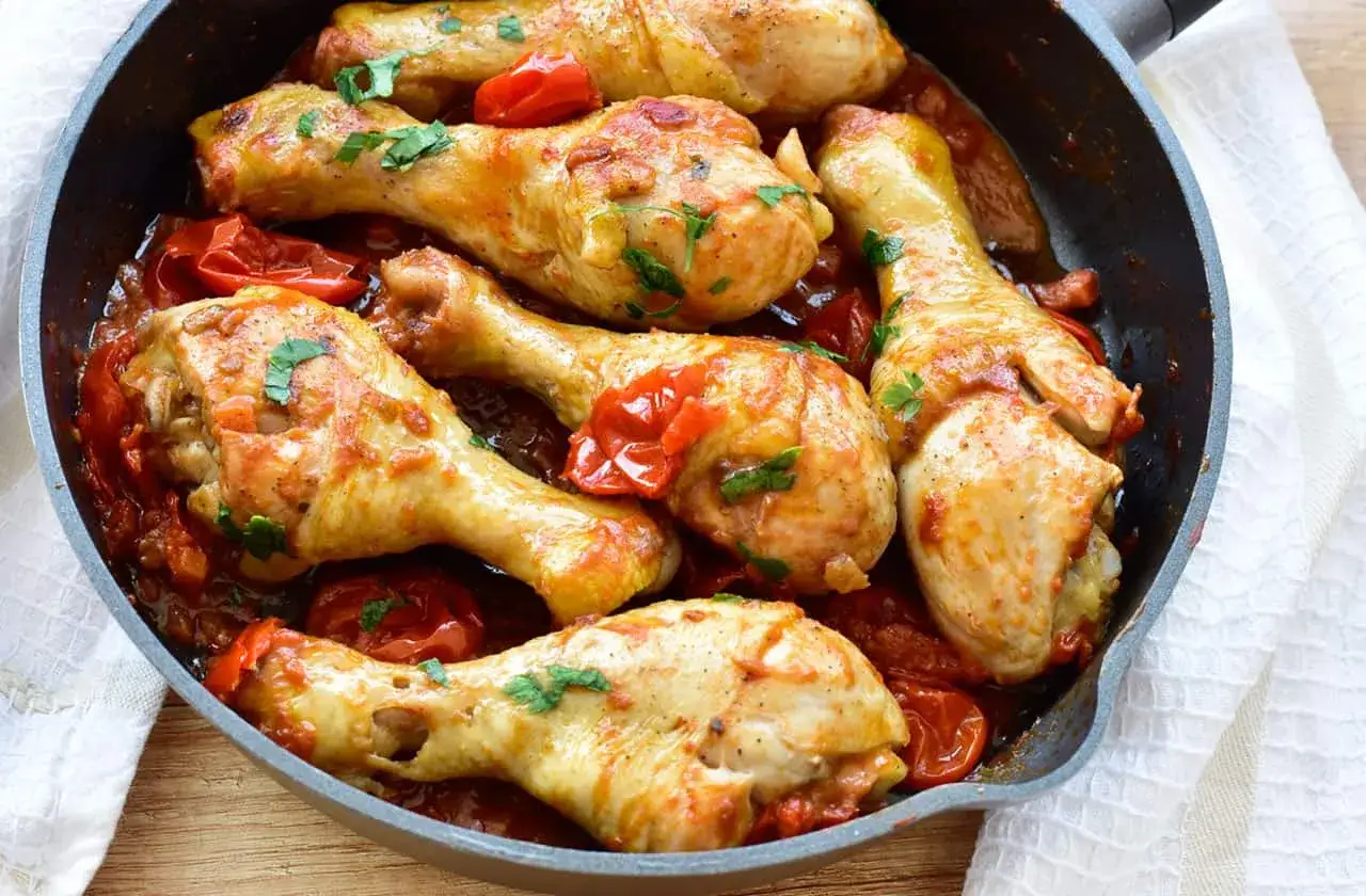 Pollo alla cacciatora ricetta napoletana in padella con pomodorini e prezzemolo, un classico saporito.