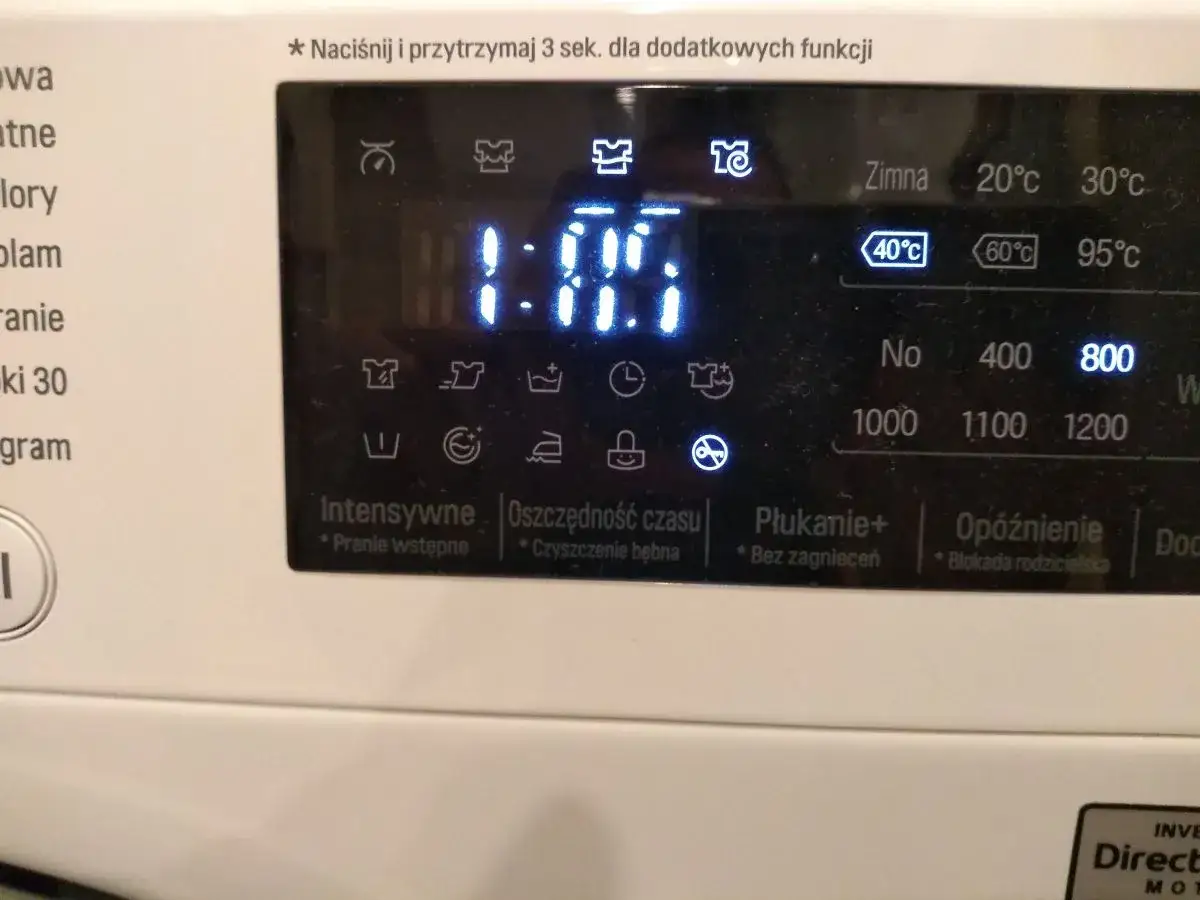 Wyświetlacz pralki LG pokazuje czas 1:06, ale pralka nie chce się włączyć.