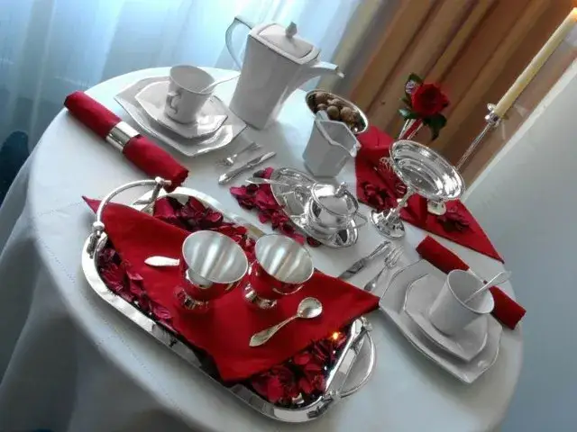 Romantyczna kolacja w domu, elegancko nakryty stół