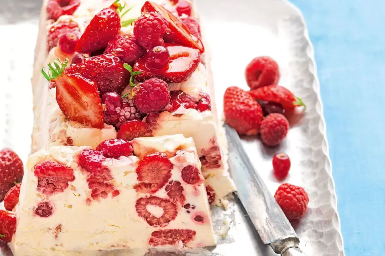 Eis mit Baiser und frischen Beeren, ein köstlicher Sommergenuss.
