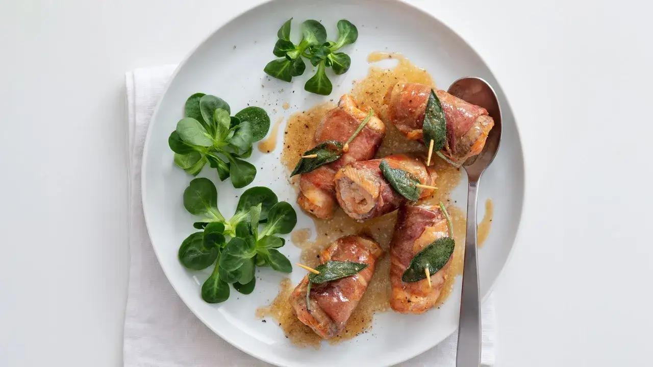 Saltimbocca vom Kalb, in Salbei und Parmaschinken gewickelt, mit einer leichten Wei&szlig;weinsauce und Feldsalat. Ein Genuss zu einem Glas Wein.