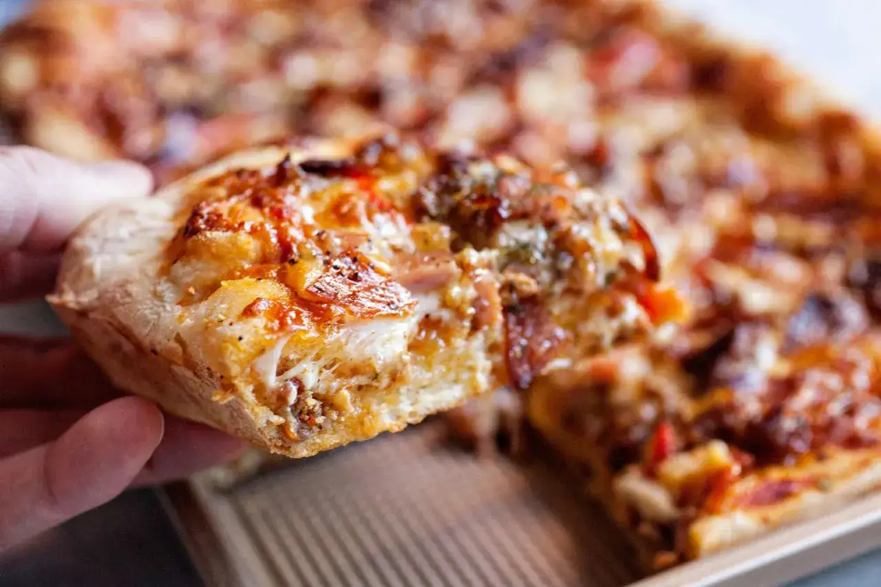 Herzhafte Hackfleischpizza vom Blech, wie von Landfrauen gemacht. Saftig, käsig und einfach lecker!