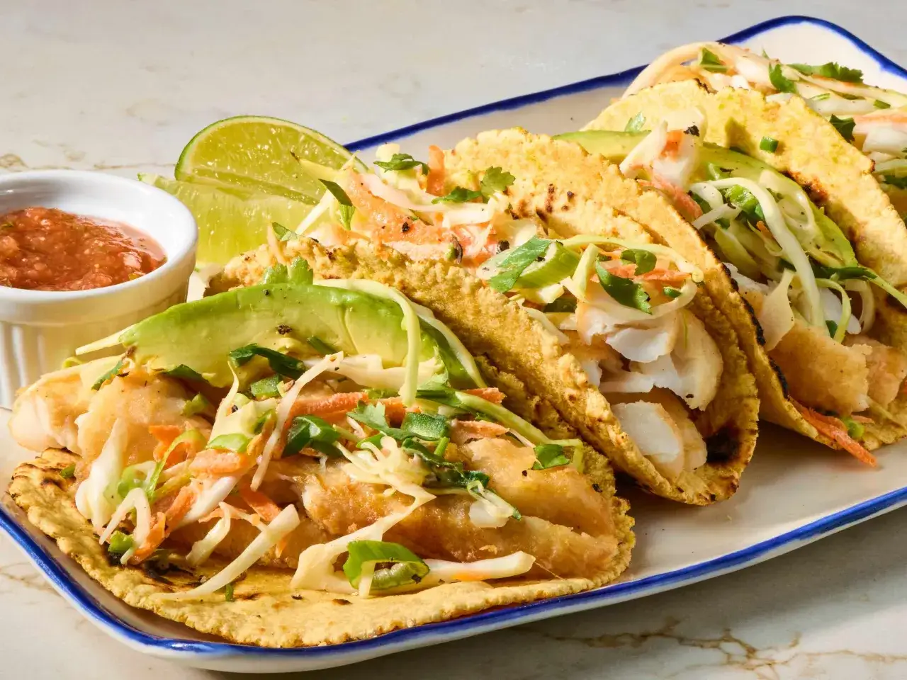 Fisk tacos med krispig fisk, avokado och fräsch kålsallad. Ett perfekt recept för en snabb och god middag.