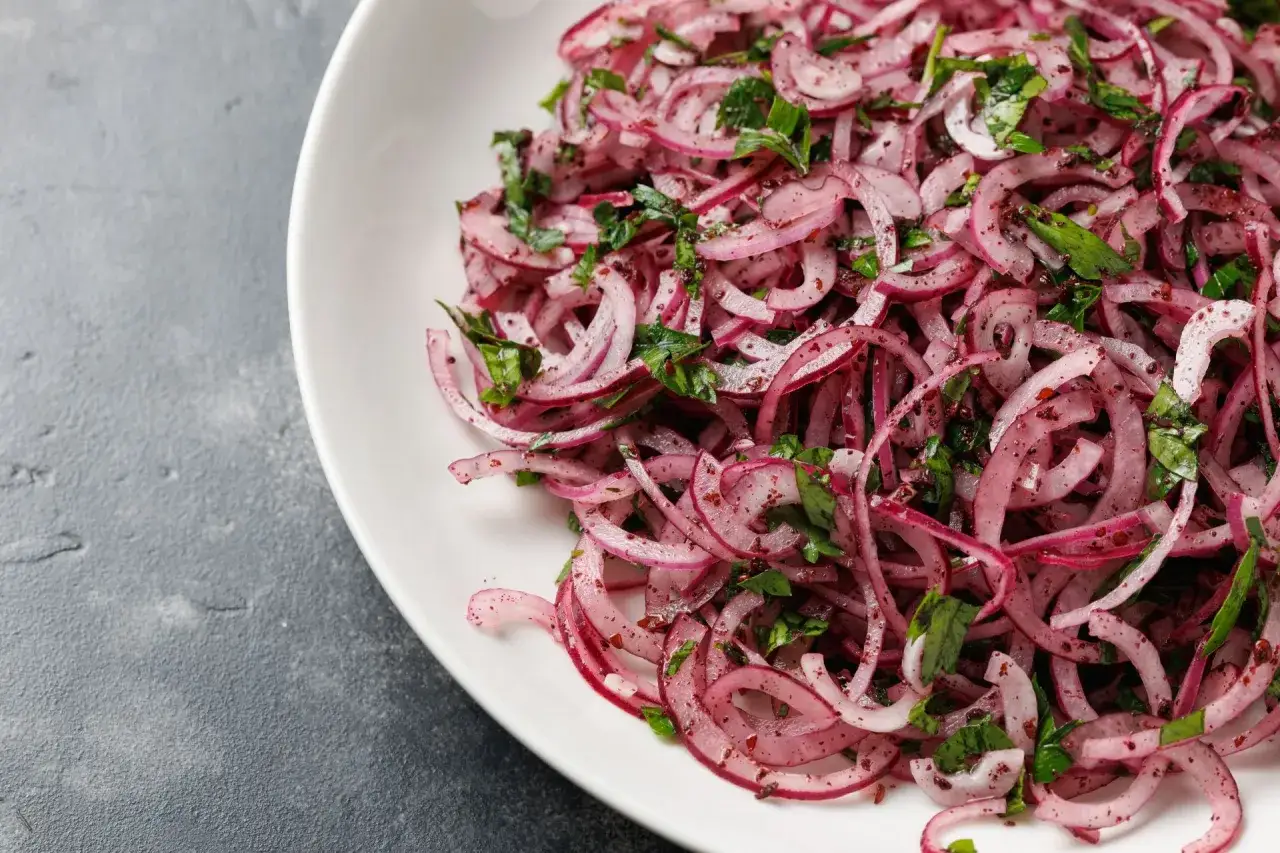 Frische Sumak Zwiebeln mit Petersilie, ein k&ouml;stlicher Salat, der zu vielen Gerichten passt.