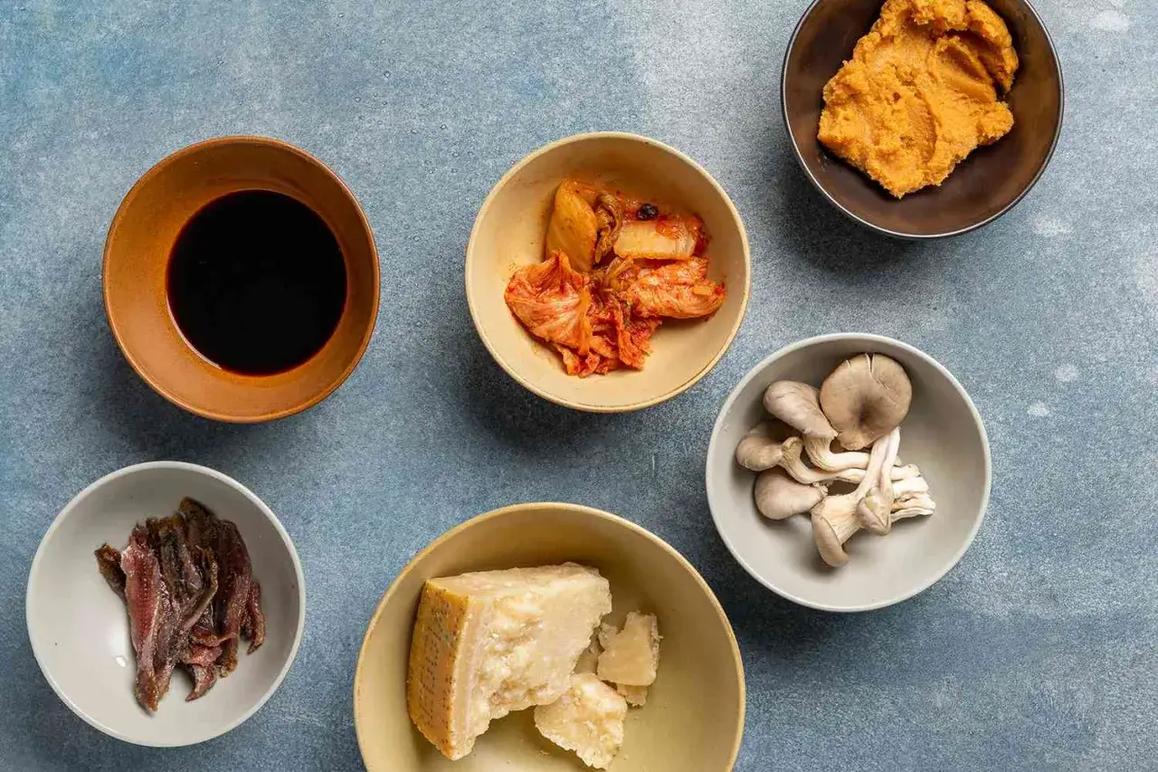 Składniki pełne smaku umami: sos sojowy, kimchi, grzyby, parmezan, pasta miso i sardele.