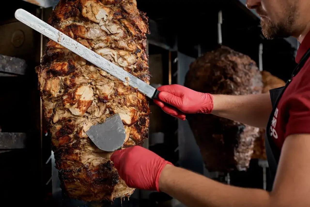D&ouml;ner kebab na rożnie