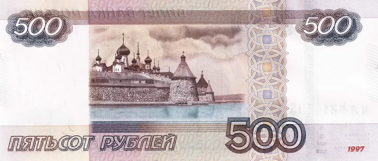 500 rubli, czyli jaka waluta obowiązuje w Rosji, z widokiem na monaster Sołowiecki.
