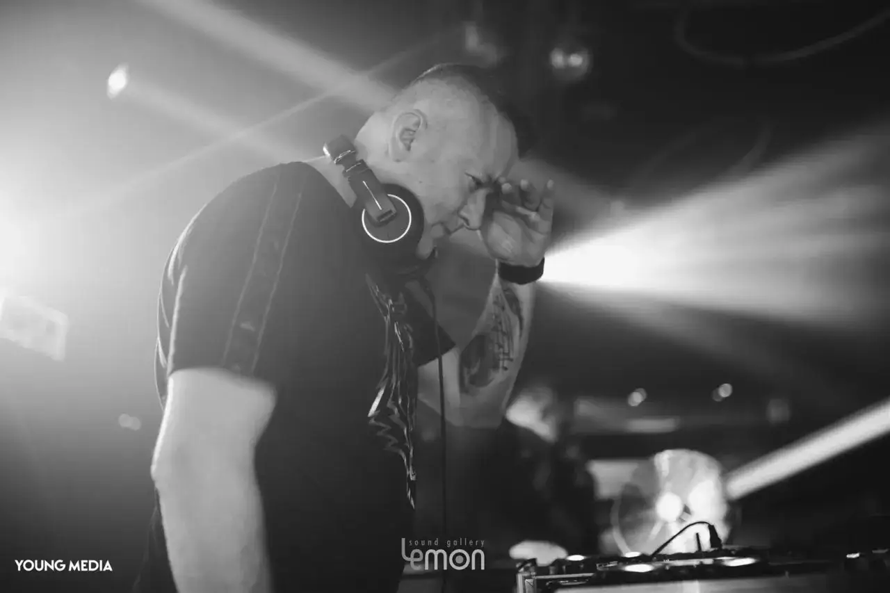DJ Hazel w akcji, z słuchawkami na uszach. Sprawdź jego dj hazel cennik, by zarezerwować go na swoją imprezę.