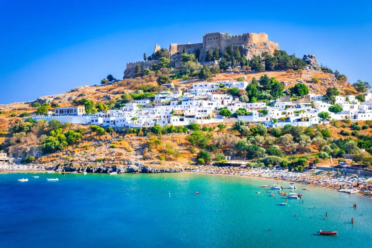 Lindos na Rodos: białe domy, plaża i akropol. Idealne miejsce, by zobaczyć, co oferuje wyspa.