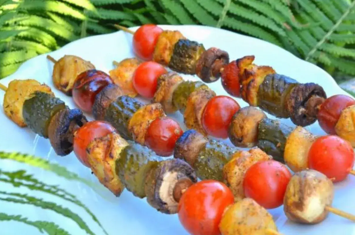 Szaszłyki na grillu w plenerze