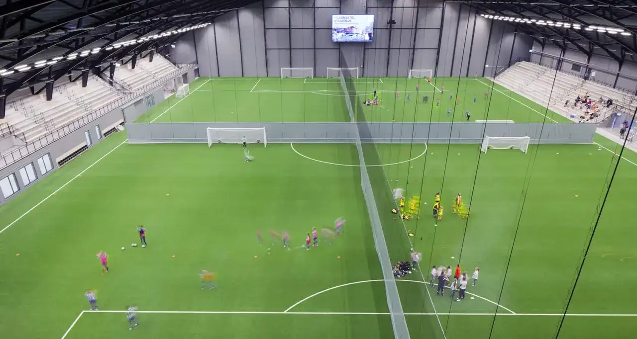 Fotbollstr&auml;ning f&ouml;r barn p&aring; prioritet serneke arena. Gr&auml;smatta, m&aring;l och l&auml;ktare syns.