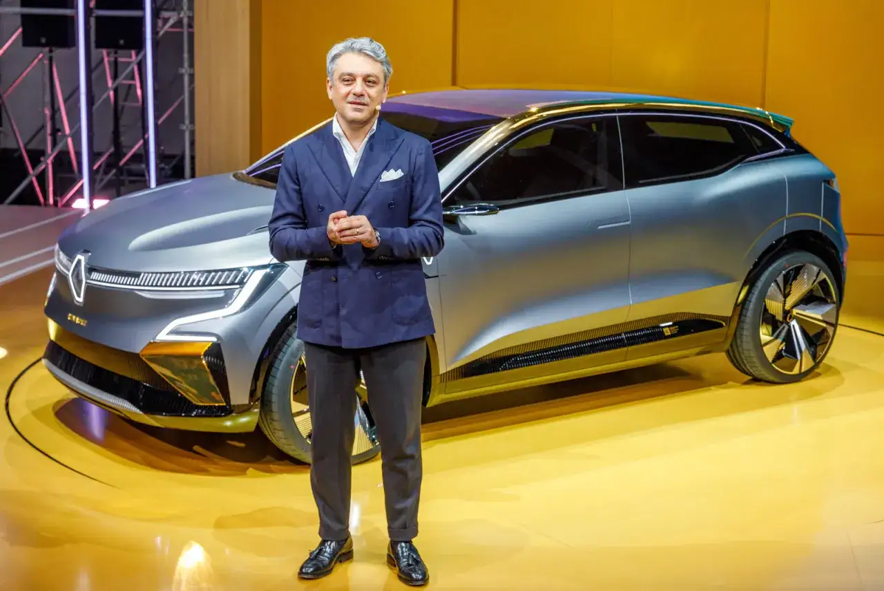 Luca de Meo de Renault presenta un concept car futurista.
