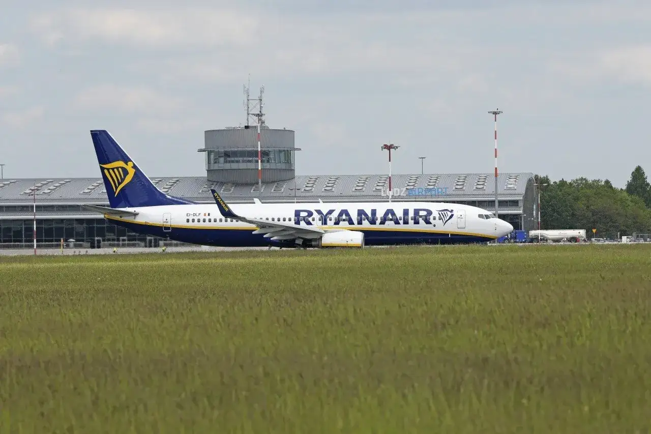 Samolot Ryanair na płycie lotniska Łódź. Szukasz tanich lotów z Łodzi?