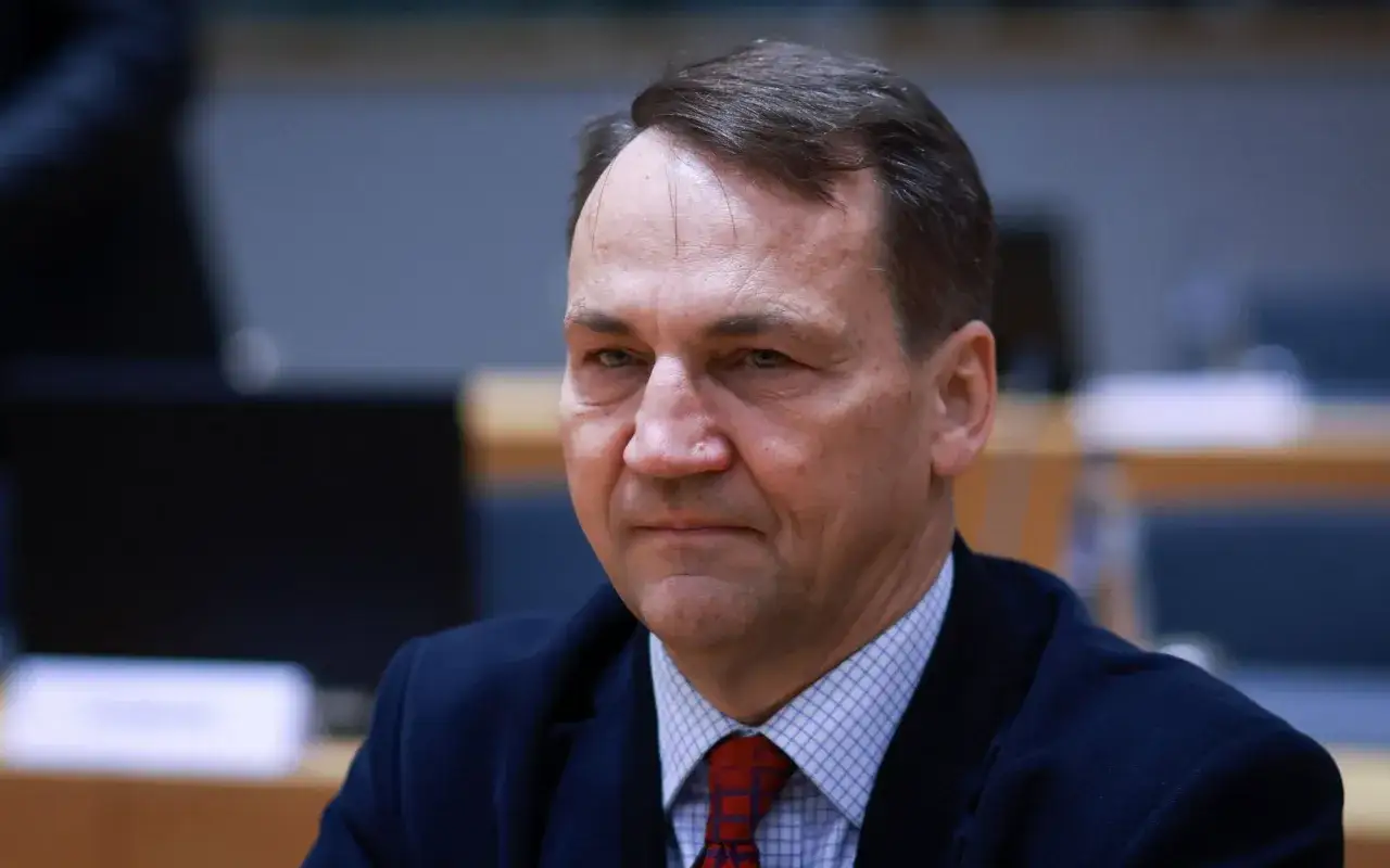Radosław Sikorski, polityk Platformy Obywatelskiej, w garniturze i krawacie.
