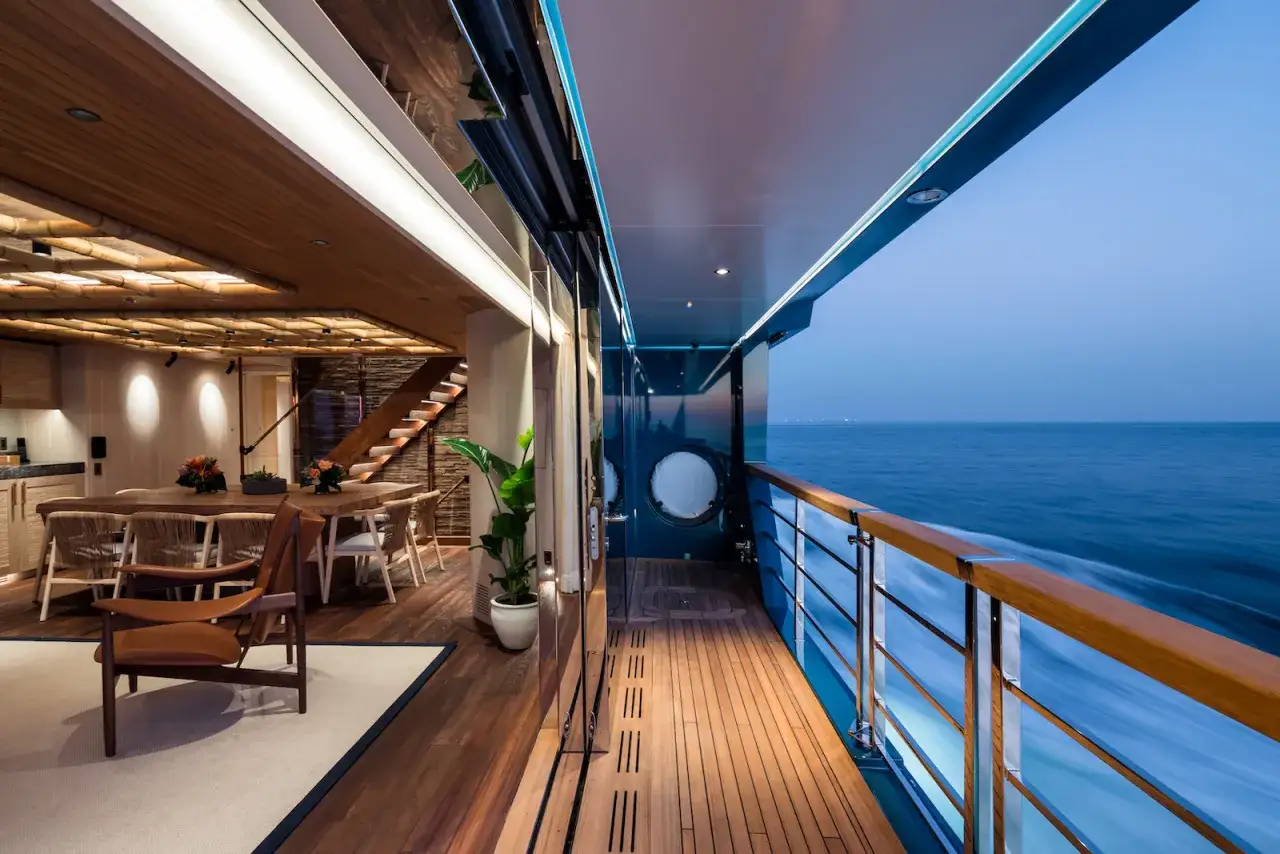 Luxuri&ouml;ses Interieur und Deck einer Mega-Yacht, mit Blick auf das Meer bei D&auml;mmerung.