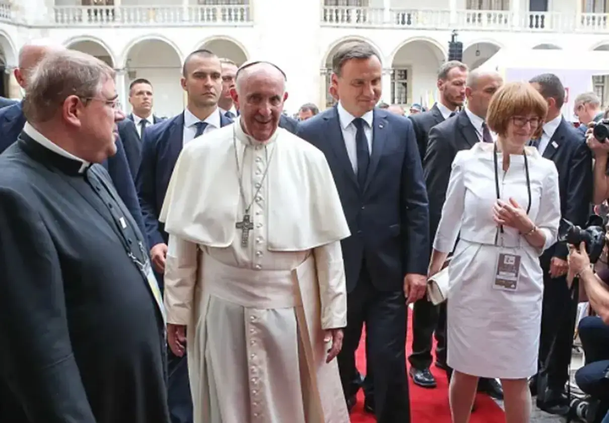 Papież Franciszek, znany ze swojego skromnego stylu życia, idzie w otoczeniu ochroniarzy i dostojników.
