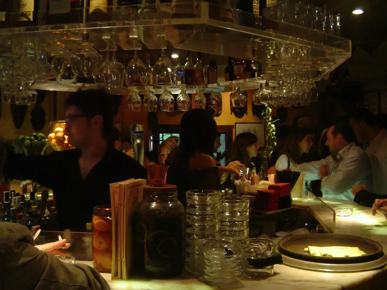 En un bar de Alicante, entre copas y botellas, se desvelan los secretos de la noche.